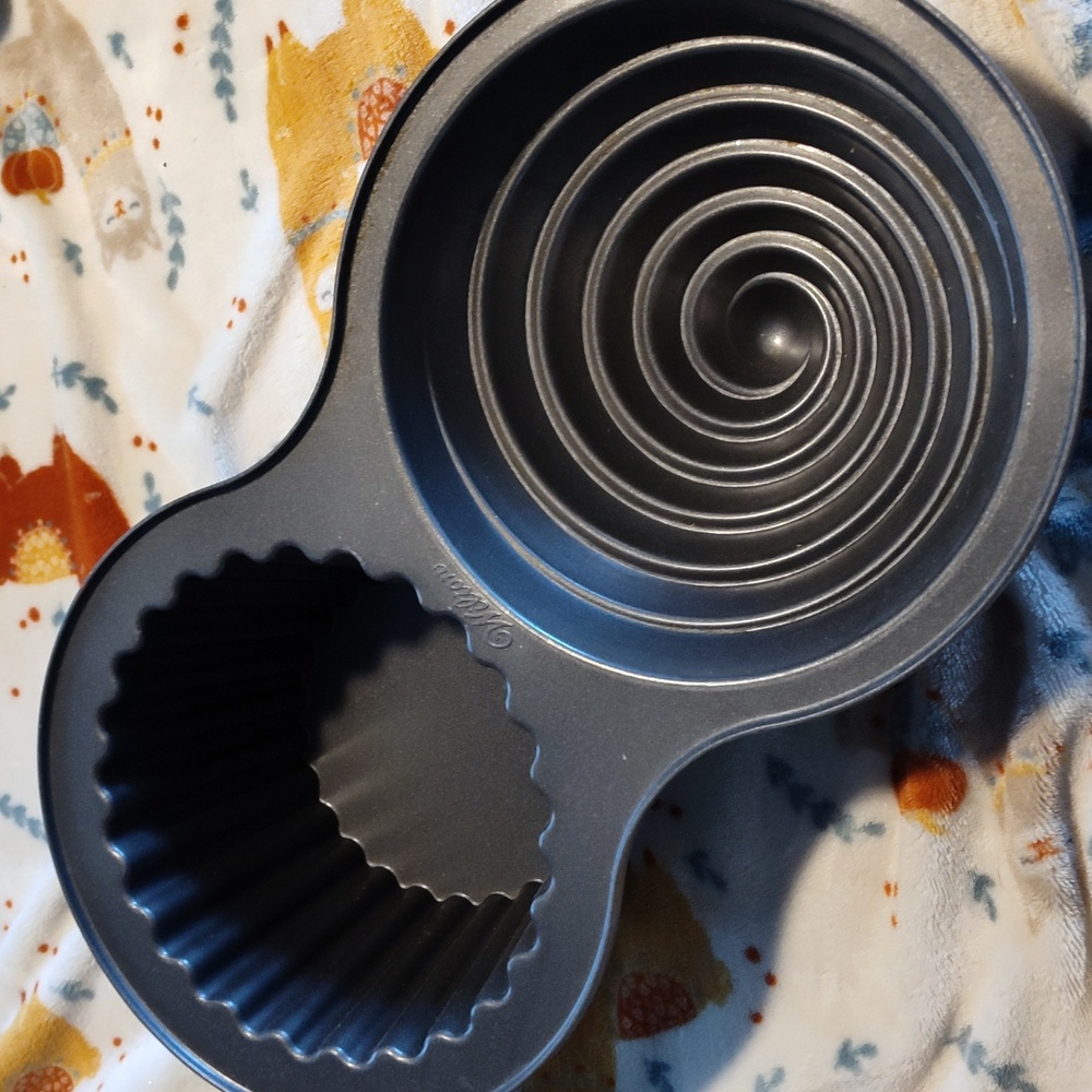 6GT- Wilton Giant Cupcake Pan